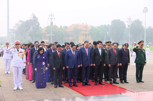 Các đồng chí lãnh đạo Đảng, Nhà nước và các đại biểu Quốc hội thành kính tưởng nhớ Chủ tịch Hồ Chí Minh.