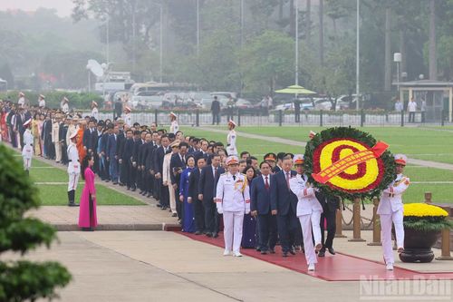 Đúng 7 giờ sáng, Đoàn đại biểu Quốc hội, do Tổng Bí thư Tô Lâm, Chủ tịch nước Lương Cường, Thủ tướng Phạm Minh Chính, Chủ tịch Quốc hội Trần Thanh Mẫn cùng các đồng chí lãnh đạo Đảng, Nhà nước dẫn đầu, xuất phát từ đường Bắc Sơn vào Lăng viếng Chủ tịch Hồ Chí Minh.