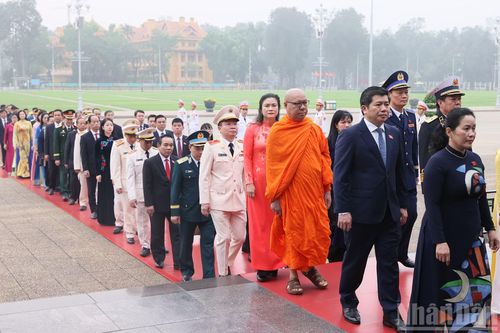Đại biểu Quốc hội các tỉnh, thành phố vào Lăng, viếng Chủ tịch Hồ Chí Minh.