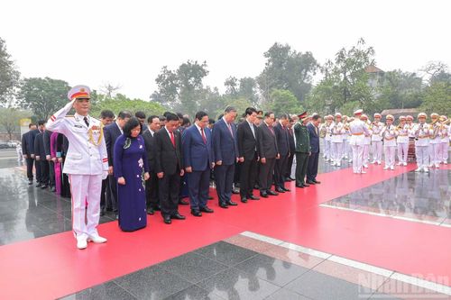 Các đồng chí lãnh đạo Đảng, Nhà nước và đại diện các Đoàn đại biểu Quốc hội tưởng niệm các Anh hùng liệt sĩ.