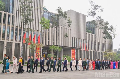 Đại biểu Quốc hội các tỉnh, thành phố vào Lăng viếng Chủ tịch Hồ Chí Minh.