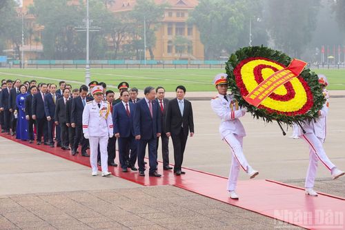Vòng hoa của đoàn mang dòng chữ “Đời đời nhớ ơn Chủ tịch Hồ Chí Minh vĩ đại - Quốc hội nước Cộng hòa xã hội chủ nghĩa Việt Nam khóa XVI - Kỳ họp thứ nhất”.