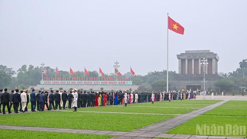 Quang cảnh lễ dâng hoa, vào Lăng viếng Chủ tịch Hồ Chí Minh của Đoàn đại biểu Quốc hội tại Quảng trường Ba Đình.
