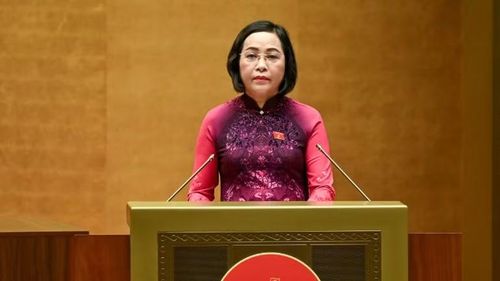 Thay mặt Hội đồng bầu cử quốc gia, Phó Chủ tịch Quốc hội Nguyễn Thị Thanh, Ủy viên Hội đồng, Phó Trưởng Tiểu ban Nhân sự thuộc Hội đồng bầu cử quốc gia trình bày báo cáo tổng kết cuộc bầu cử đại biểu Quốc hội khóa XVI và đại biểu Hội đồng nhân dân các cấp nhiệm kỳ 2026-2031. (Ảnh: DUY LINH)