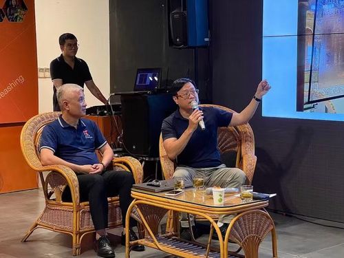 Hai diễn giả: Họa sĩ Phạm Trung Hưng và Họa sĩ, Giám tuyển Nguyễn Thế Sơn giới thiệu về các tác phẩm nổi bật trong buổi tọa đàm.