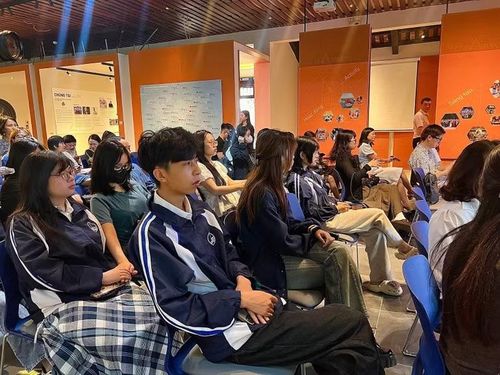 Buổi tọa đàm thu hút nhiều công chúng yêu nghệ thuật.