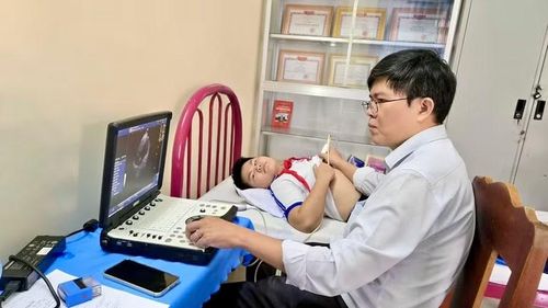 Bác sĩ Bệnh viện Nhi đồng 1 Thành phố Hồ Chí Minh tầm soát bệnh lý trẻ em ở xã Củ Chi.