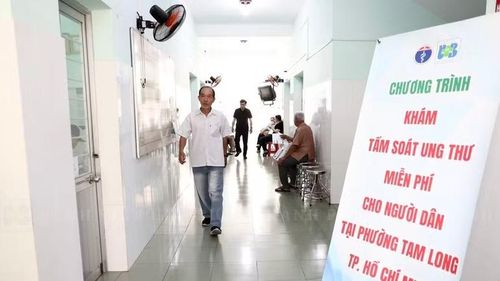 Người dân phường Tam Long đến địa điểm tầm soát ung thư do Bệnh viện Ung bướu Thành phố Hồ Chí Minh tổ chức.