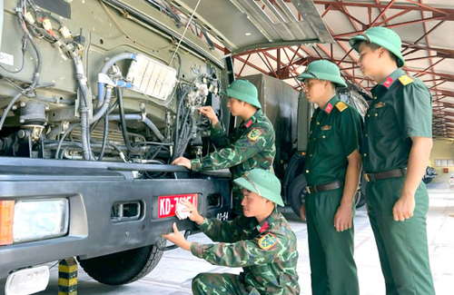 Ngày công tác kỹ thuật ở Tiểu đoàn 1, Lữ đoàn Vận tải 654, Cục Hậu cần-Kỹ thuật Quân khu 4. 