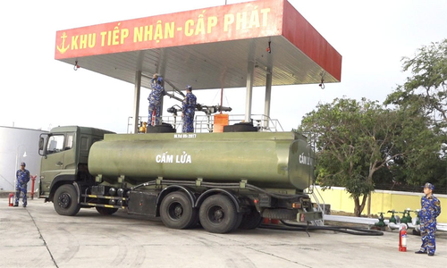 Tiếp nhận xăng dầu tại Lữ đoàn 955, Vùng 4 Hải quân. Ảnh:LÊ QUYỀN