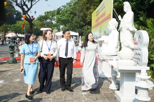 Đại biểu tham quan không gian trưng bày nghệ thuật điêu khắc đá.