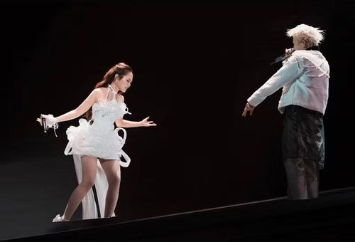 Nữ ca sĩ cho rằng từ những ngày đầu chập chững bước vào nghệ thuật, cả hai chỉ đơn giản mong muốn giúp gia đình có cuộc sống tốt hơn. “Nhưng rồi niềm đam mê âm nhạc lớn dần lúc nào không hay. Đến bây giờ, cả hai đều đã lì lợm hơn và cháy hết mình với âm nhạc”, cô tâm sự.