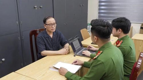 Ông Vũ Minh Châu tại cơ quan điều tra. (Ảnh: Công an Hà Nội)