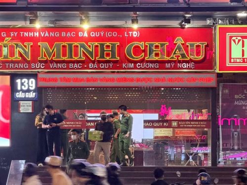 Công an xuất hiện tại cơ sở Bảo Tín Minh Châu trên đường Cầu Giấy (Hà Nội) hôm 25/3.