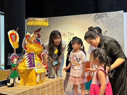 Không gian 'Sắc Thu' tại Bảo tàng Dân tộc học Việt Nam giúp các em nhỏ tiếp cận cách làm bánh dẻo truyền thống, vẽ mặt nạ giấy bồi, làm đèn Trung thu, nặn tò he, tết lá…
