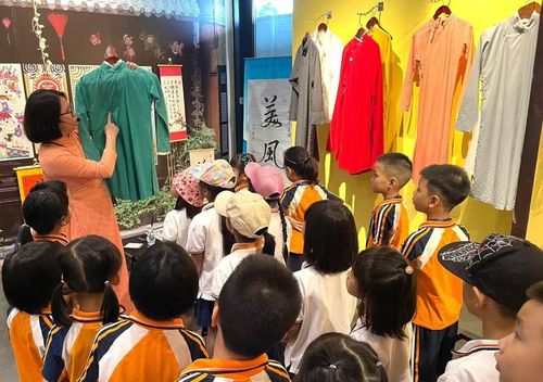 Học sinh và công chúng được trải nghiệm thông qua giải thích và trình diễn Việt phục tại Bảo tàng Hà Nội.
