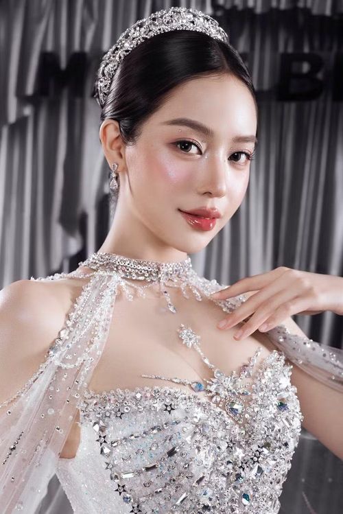 Trong khi đó, Thanh Thủy lại ghi điểm bởi vẻ đẹp trong trẻo, ngọt ngào cùng phong thái nhẹ nhàng, nữ tính.