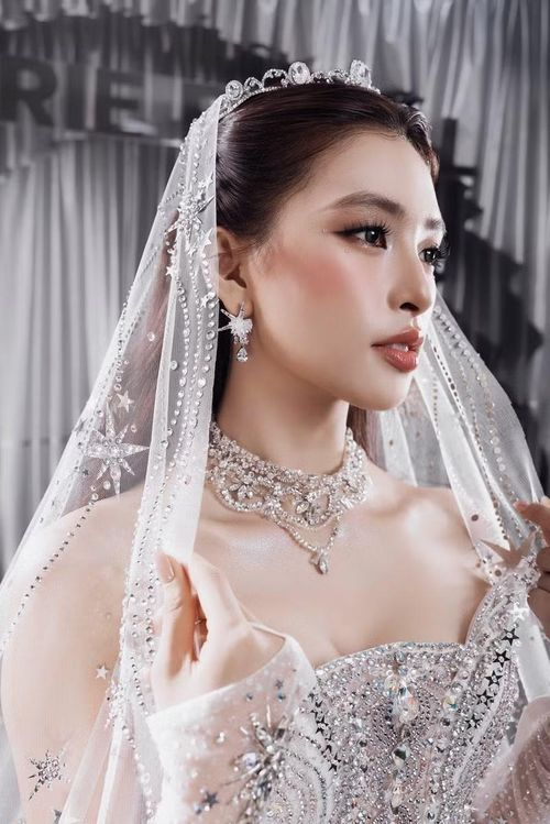 Các thiết kế váy cưới mà hai nàng hậu lựa chọn đều được chăm chút tỉ mỉ, từ chất liệu cao cấp đến từng chi tiết thêu đính tinh xảo.