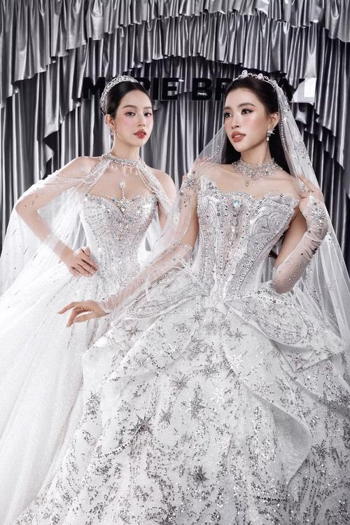 Xuất hiện trong những thiết kế váy cưới lộng lẫy, cả Tiểu Vy và Thanh Thủy đều toát lên vẻ đẹp riêng biệt nhưng hài hòa trong cùng một khung hình.