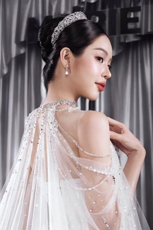 Màn “đọ sắc” lần này không chỉ đơn thuần là sự so sánh, mà còn là sự tôn vinh vẻ đẹp đa dạng, hiện đại và ngày càng đẳng cấp của nhan sắc Việt trên bản đồ thời trang.