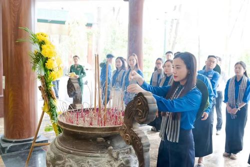 Chị Nguyễn Phương Thảo, Phó Chủ tịch Ủy ban MTTQ Việt Nam tỉnh, Bí thư Tỉnh đoàn cùng đoàn công tác dâng hương tại Khu di tích lịch sử quốc gia đặc biệt Ngã ba Đồng Lộc (Hà Tĩnh).