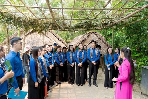 Đoàn công tác tham quan, tìm hiểu tại Khu di tích quốc gia đặc biệt Kim Liên (Nghệ An).