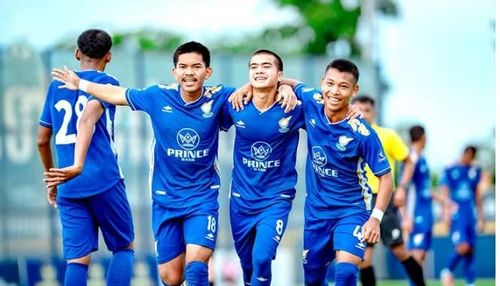 Sau đó, tuyển Campuchia cũng chỉ thua sát nút 2 cựu vô địch AFF Cup khác là Singapore (1-2) và Thái Lan (2-3) ở vòng đấu bảng.