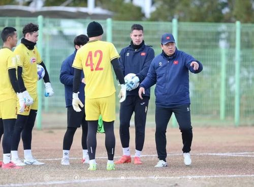 HLV thủ môn Lee Woon-jae giúp cho thủ thành Nguyễn Filip, Đặng Văn Lâm... ngày càng tự tin.