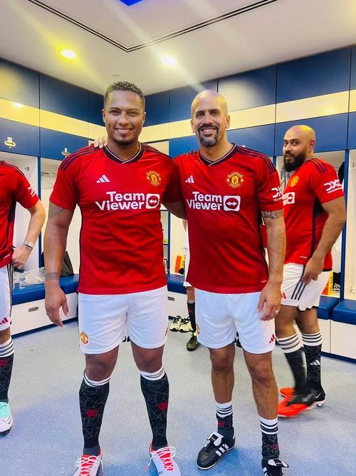 Antonio Valencia (trái) đã tái xuất sân cỏ sau 5 năm giải nghệ.
