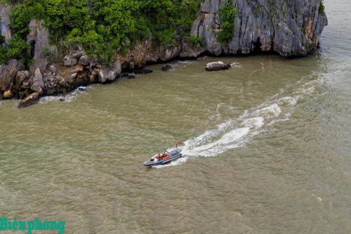 Cán bộ, chiến sĩ Đồn Biên phòng cửa khẩu cảng Hòn Chông thường xuyên có mặt trên biển để quản lý tàu cá và phòng, chống khai thác IUU tại khu vực Hòn Chông. Ảnh: Phương Thùy