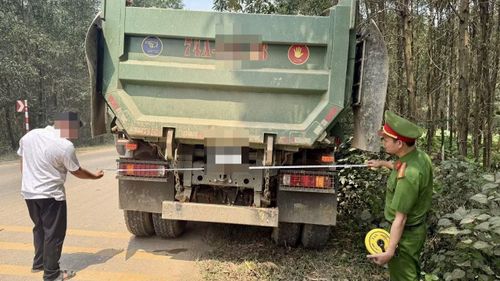 Chiều ngang xe cũng được kiểm tra.