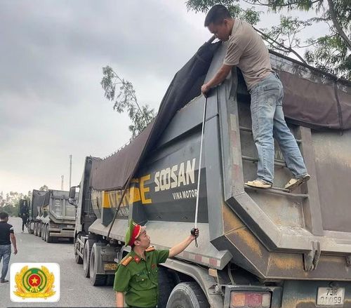 Kiểm tra chiều cao của thùng xe.