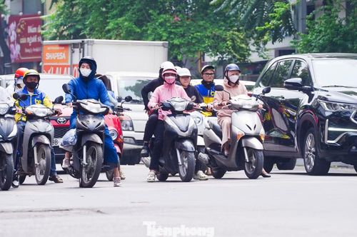 Theo dự báo thời tiết, từ ngày 7/4, Hà Nội sẽ bước vào chuỗi ngày nắng nóng kéo dài. Nhiệt độ cao nhất ban ngày phổ biến dao động từ 35 - 40 độ C.
