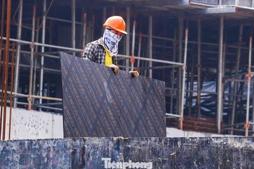 Người lao động vất vả khi làm việc ngoài trời.