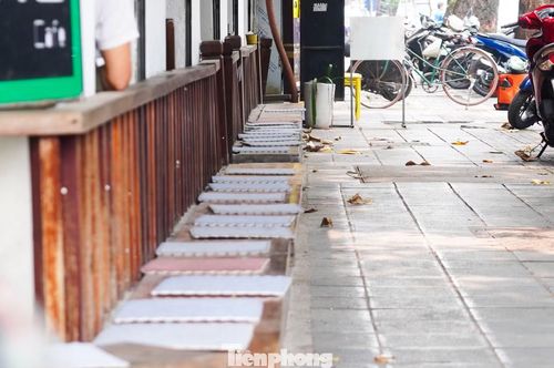 Các quán cà phê không một bóng người lúc giữa trưa.