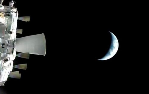  Trái đất được nhìn từ tàu vũ trụ Orion của NASA khi nó bay quanh hành tinh này. (Ảnh: NASA/AP) 