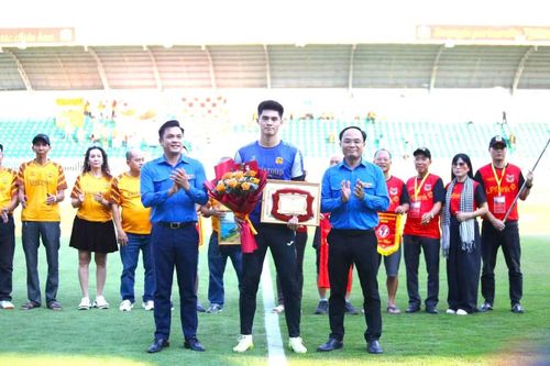 Anh Phạm Hồng Hiệp và anh Đỗ Đức Thanh - Phó Bí thư Thường trực Tỉnh Đoàn, Chủ tịch Hội Liên hiệp Thanh niên Việt Nam tỉnh Gia Lai trao giải thưởng Ngô Mây cho thủ môn Trần Trung Kiên.