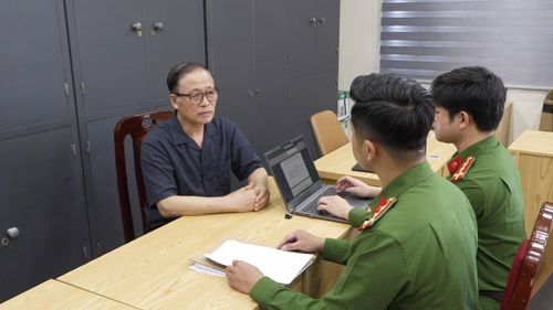 Ông Vũ Minh Châu làm việc với cơ quan công an. Ảnh: CACC