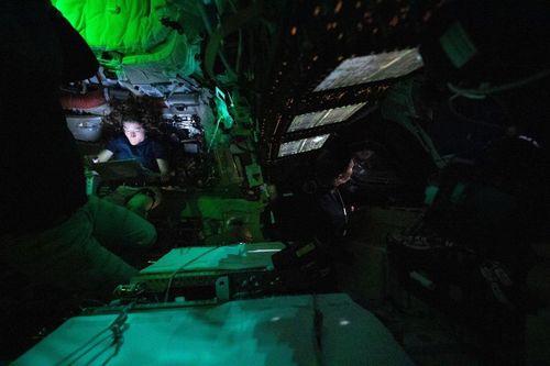 Christina Koch bên trong tàu vũ trụ Orion. Ảnh: NASA