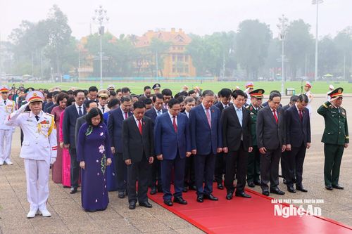 Tổng Bí thư Tô Lâm, Chủ tịch nước Lương Cường, Thủ tướng Chính phủ Phạm Minh Chính, Chủ tịch Quốc hội Trần Thanh Mẫn và các đại biểu Quốc hội vào Lăng viếng Chủ tịch Hồ Chí Minh. Ảnh: Quang Khánh