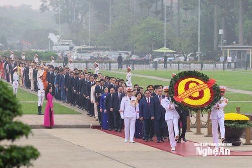 Tổng Bí thư Tô Lâm, Chủ tịch nước Lương Cường, Thủ tướng Chính phủ Phạm Minh Chính, Chủ tịch Quốc hội Trần Thanh Mẫn và các đại biểu Quốc hội vào Lăng viếng Chủ tịch Hồ Chí Minh. Ảnh: Quang Khánh
