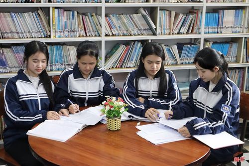 Học sinh chủ động học nhóm để củng cố thêm kiến thức.