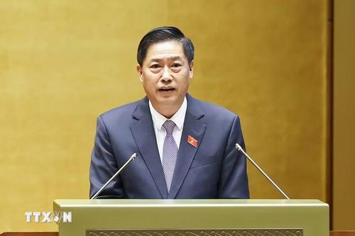 Chủ nhiệm Ủy ban Công tác đại biểu của Quốc hội Nguyễn Hữu Đông báo cáo kết quả xác nhận tư cách đại biểu Quốc hội khóa XVI. (Ảnh: Doãn Tấn/TTXVN)