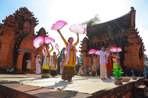 Sắc màu văn hóa cộng đồng dân tộc Chăm Bà-la-môn với nghệ thuật dân ca dân vũ, âm nhạc gắn với đền tháp. Ảnh: Khánh Hòa/TTXVN