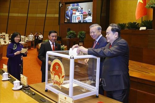 Tổng Bí thư Tô Lâm và đại biểu Quốc hội tiến hành bỏ phiếu bầu Chủ tịch Quốc hội khóa XVI. Ảnh: Doãn Tấn/TTXVN