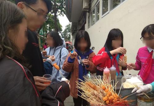 “Xiên bẩn” - món ăn quá đỗi thân quen với học sinh.