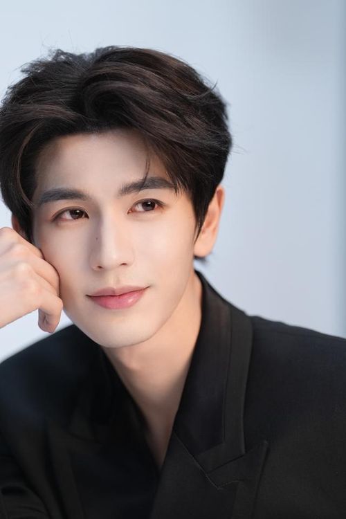 Khả năng nhận phim mới trong tương lai của nam diễn viên gen Z sẽ bị ảnh hưởng lớn sau khi anh lọt vào diện bị cơ quan quản lý văn hóa "để mắt đặc biệt". Ảnh: Sina.