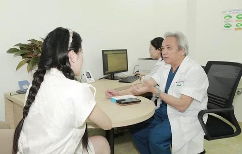 PGS.TS Trần Ngọc Lương tái khám cho bệnh nhân sau ca phẫu thuật