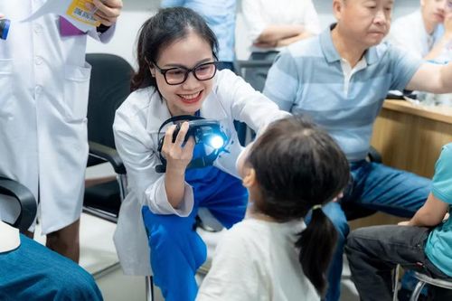 BSCKII Nguyễn Thị Ngọc Lan khám cho trẻ dị tật