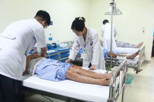 Sinh viên Học viện Y Dược học cổ truyền Việt Nam đang thực hiện châm cứu cho bệnh nhân.